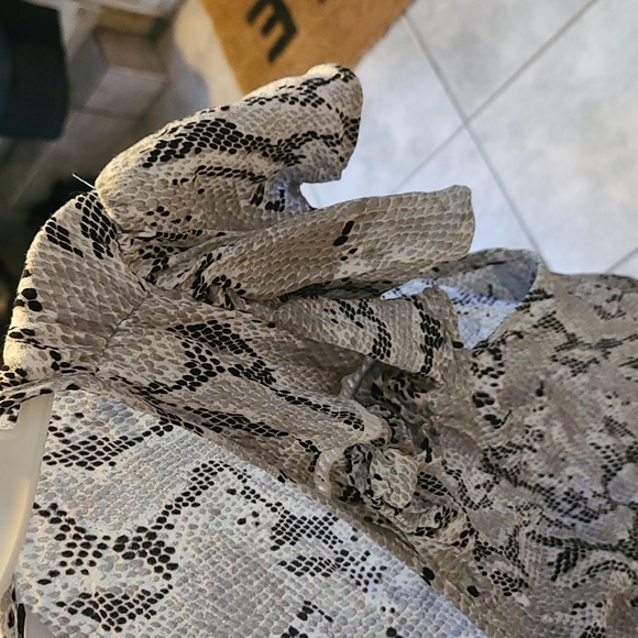 Flutter sleeve button up blouse - Picture 6 of 6